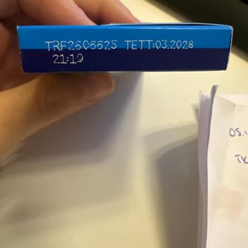 Vivident Sakız Paketi Açıldığında Pudramsı Malzeme Ve Açık Parça