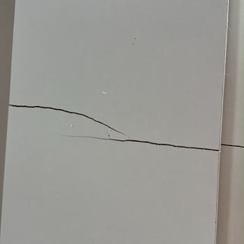 Kırık Gelen Kitaplık İçin A101'den Para İadesi Bekleniyor