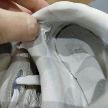 New Balance 9060 Topuk İç Astarındaki Yırtık İçin Garanti Kapsamında Değişim Talebi