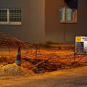 Adana Seyhan'da Sık Elektrik Kesintileri Ve Temizlenmemiş Kazı İş Yerini Felç Etti