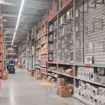 Koçtaş İzmit Mağazasında Lavabo Ve Laminant Bölümlerinde Yardımcı Personel Yok