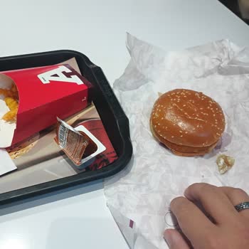 Arby's Şubesinde Yanlış Boyutlu Burger Ve Ücret İadesi Talebi