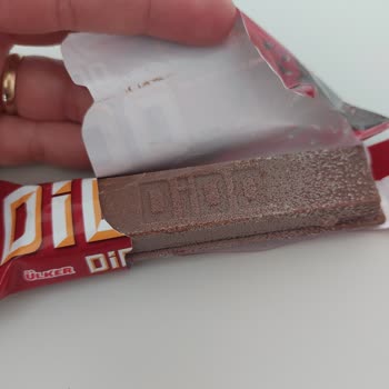 Şok Market'ten Alınan Ülker Dido Çikolata'da Görülen Beyaz Lekeler Tüketici Sağlığını Tehdit Ediyor