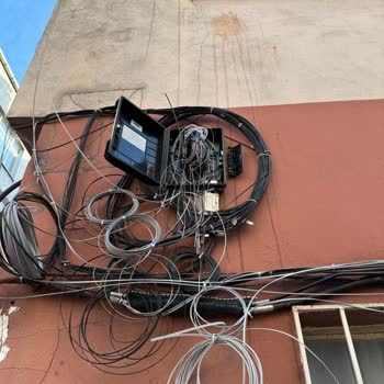Kablo Ve Kutu Karmaşası Nedeniyle TurkNet Fiber İnternet Çalışmıyor
