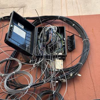 Kablo Ve Kutu Karmaşası Nedeniyle TurkNet Fiber İnternet Çalışmıyor