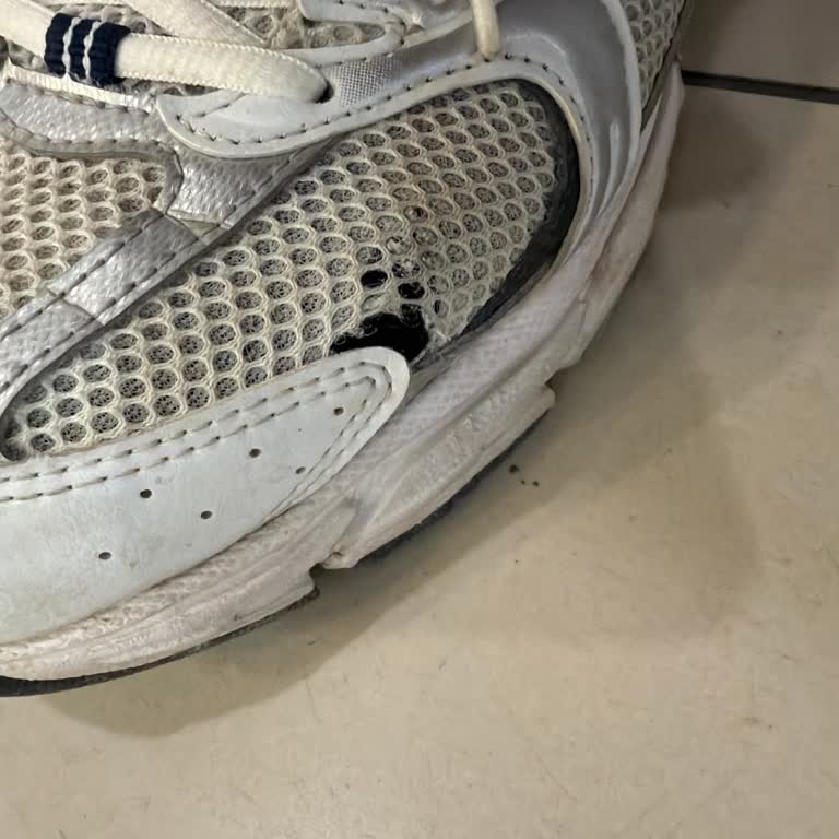 New Balance Ayakkabıdaki Yırtık Ve Mağaza Değişim Talebinde Yaşanan Zorluk