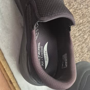 Skechers Air Cooled Ayakkabıda Renk Değişimi Ve Soyulma Şikayeti