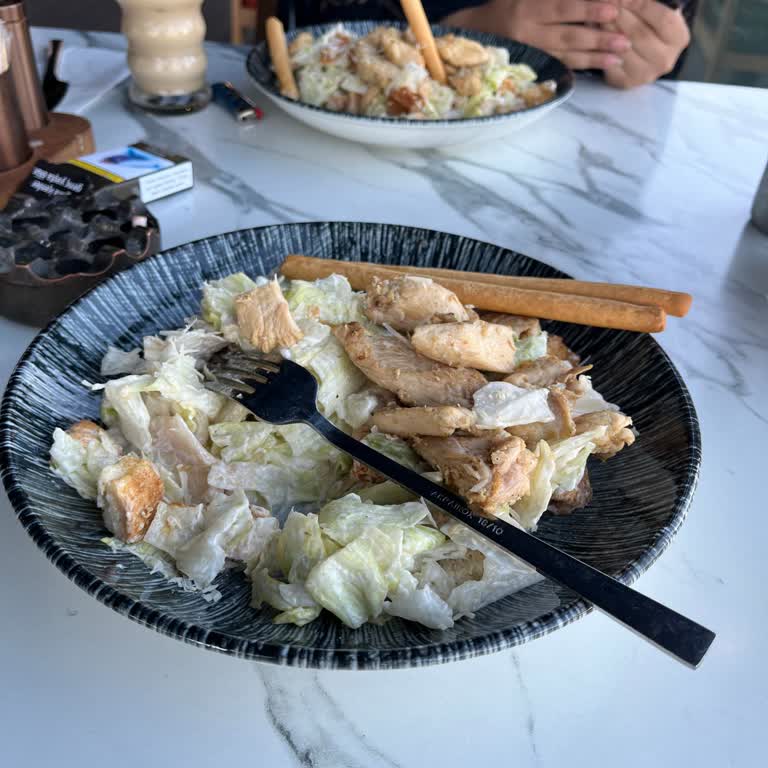 Ses Lounge’da Tavuklu Sezar Salatanın Kalitesiz Ve Yanıltıcı Sunumu