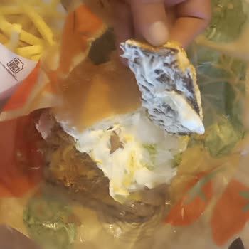 Kumluca Burger King Şubesinde Yanmış Ve Dağılmış Hamburger Ekmekleri