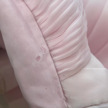 Elina.dres Kiraladığı Abiyede Yırtık ve Saç Teli Bulunması Nedeniyle Tam İade Talebi