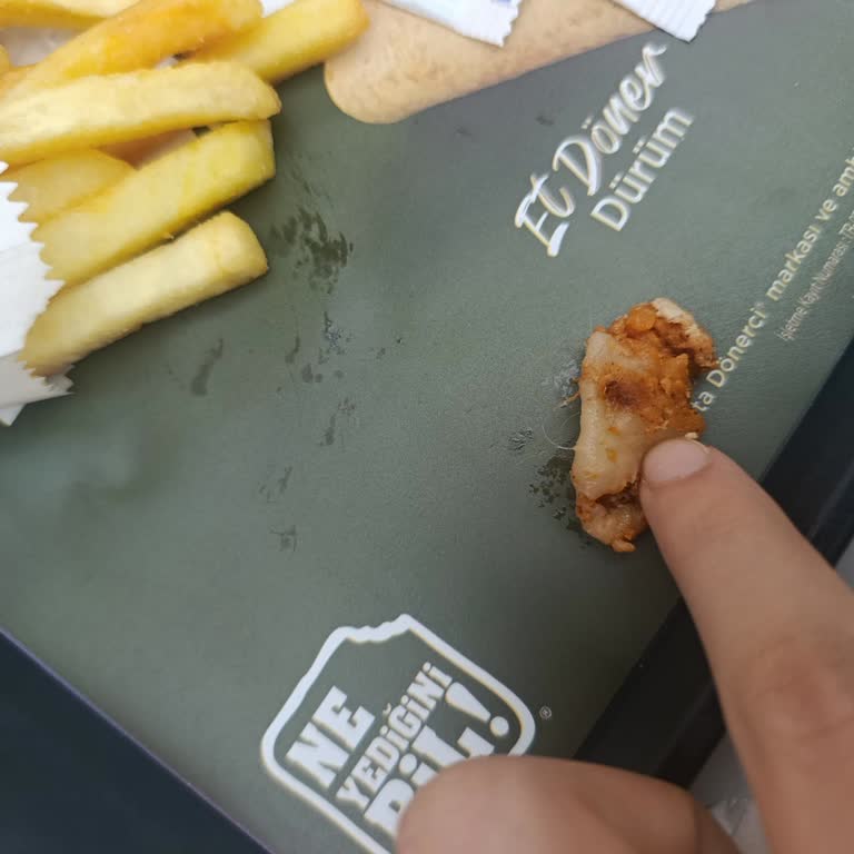 Usta Dönerci Şubesinde Tavuk Dönerde Kıl Ve Deri Parçaları Hijyen Sorunu