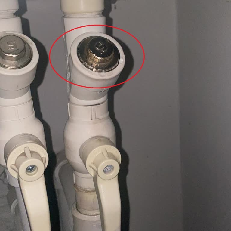 ECA Yetkili Servisi Teflon Bantla Çözüm Üretmeye Çalıştı, Kombide Su Kaçağı Oluştu