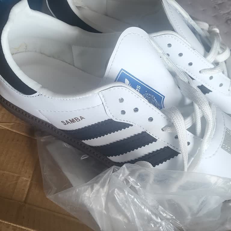 SHE Love’dan Yanlış Renk Spor Ayakkabı Teslimatı