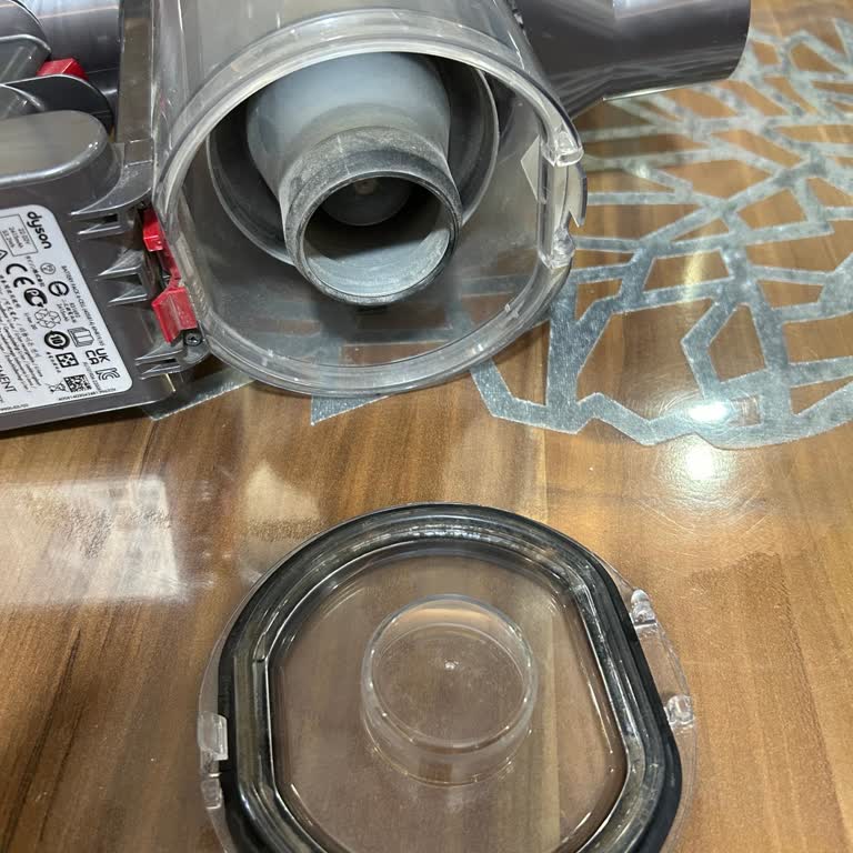 Dyson V8 Toz Haznesi Kapağının Ani Açılması Ve Mekanik Arıza