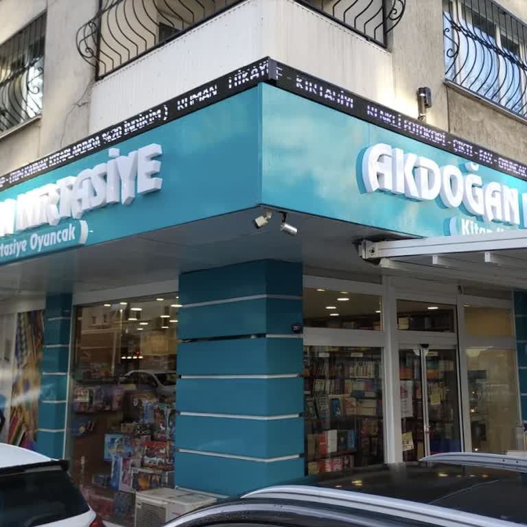 Kitap Açmaya Çalıştığı İçin Çocuğa Sert Azarlama Ve Küçümseyen Tavır