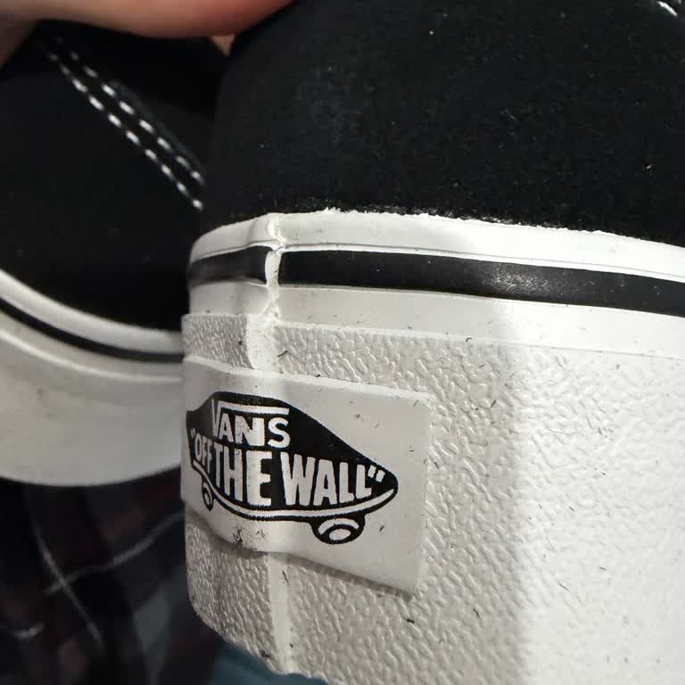 Vans Mağazasından Defolu Ayakkabı İçin Para İadesi Talebi
