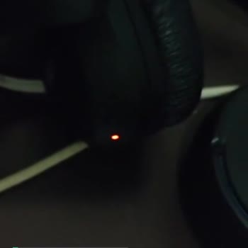 JBL 520BT Açılmıyor Şarja Takınca Kırmızı Işık Yanıp Sönüyor
