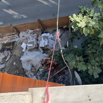 Türk Telekom Kablolarının Balkon Demirine Bağlanması Görsel Ve Güvenlik Endişesi Yaratıyor