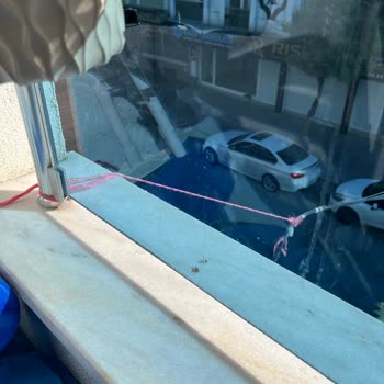 Türk Telekom Kablolarının Balkon Demirine Bağlanması Görsel Ve Güvenlik Endişesi Yaratıyor