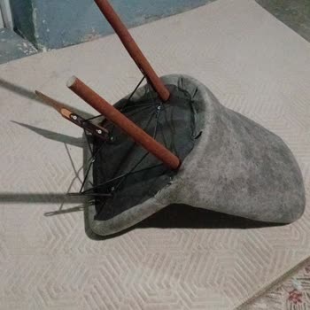 Vivense Sandalyelerinde Çivi Sorunu Ve Kırılan Sandalyeler Güvenlik Ve Sağlık Riski Oluşturuyor