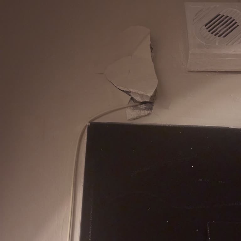 Duvar Patlatıldı, Açık Kablolar Ve Kesintili İnternet Ve Televizyon, Güvenlik Riski