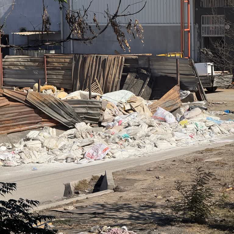 İzmir Karabağlar Seyhan Mahallesi'nde Çöp Ve Moloz Yığınları Trafiği Engelliyor