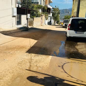 Yarım Bırakılan Yol Çalışması Mahallede Sağlık Ve Güvenlik Riski Oluşturuyor