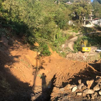 Arazi Sahibinin Taş Duvar Çalışması Ve Hafriyat Dökülmesi Sebebiyle Heyelan Ve Sel Riski