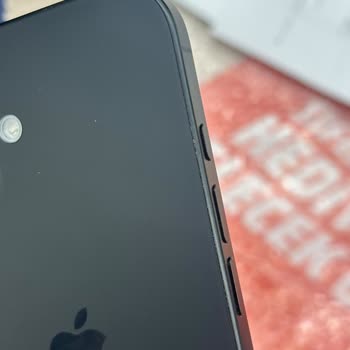 Apple İPhone 16 Ses Tuşu Onarımı Sonrası Arka Kapak Çizildi, Garanti Kapsamı Dışında Tutuluyor