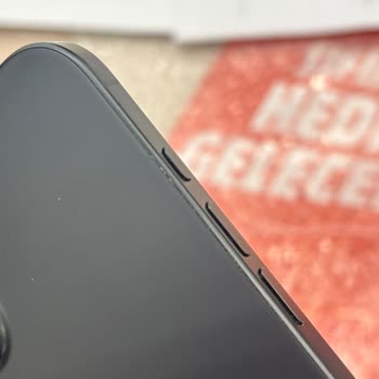 Apple İPhone 16 Ses Tuşu Onarımı Sonrası Arka Kapak Çizildi, Garanti Kapsamı Dışında Tutuluyor