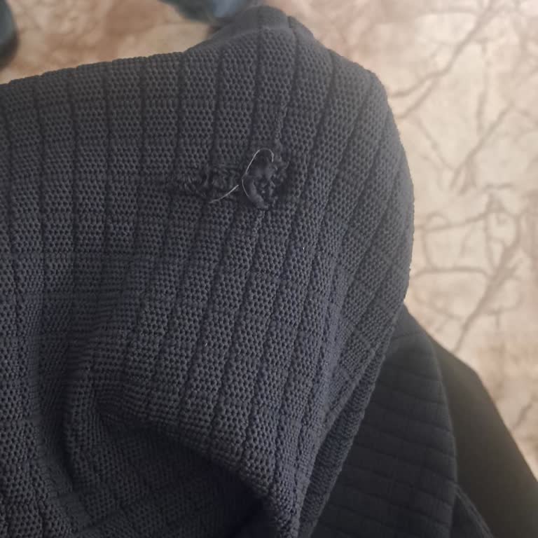 Haydi Giy'den Koyu Mavi Örgü Kazakta İlk Defasında Yırtık Ve İp Söküğü