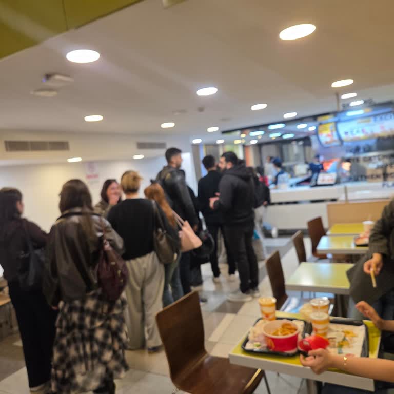Çankaya Karanfil McDonald's Şubesinde Tek Kasa Açık Olması, Uzun Kuyruk Ve Kalitesiz Dondurma Şikayeti