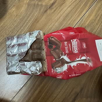 Nestle Çikolatasında Küf Benzeri Beyaz Lekeler Bozulmuş Ürün Şikayeti