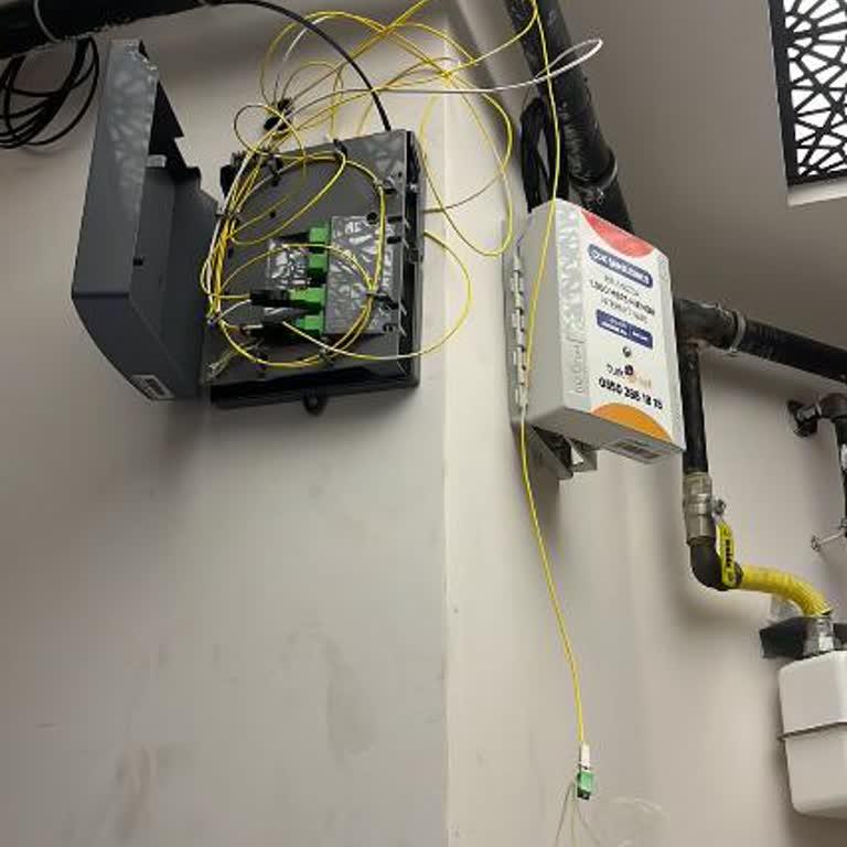 Bina İçindeki Fiber Kutusu Değişimi Sonrası İnternet Kesintisi Ve Dağınık Kablo Düzeni