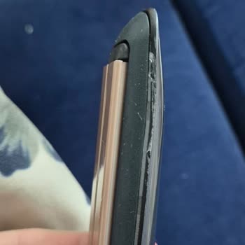 Media Markt'tan Çatlak Remington Saç Düzleştiricisi İçin Çözüm Talebi