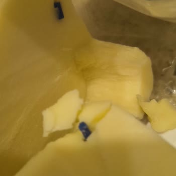 Göçmen BİM Kaanbey Tam Yağlı Kaşarından Mavi Plastik Parça Çıktı