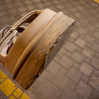 Ugg Sandaletinin Tabanı Eridi Ve Mağaza İnceleme Reddi
