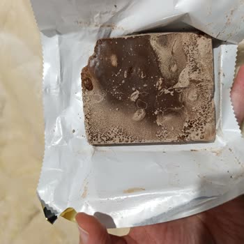 Ülker Dolu Dolu Bademli Sütlü Çikolatada Beyaz Lekeler Tazelik Ve Güvenlik Endişesi