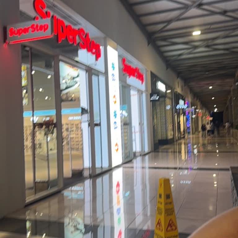 SuperStep Mağazasındaki Kaba Personel Davranışı Müşterileri Açıklama Yapmadan Çıkarma
