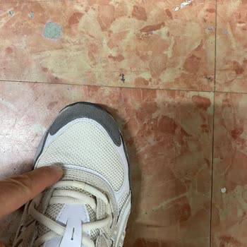 Asics Gel-NYC Ayakkabısında Kaba Dikiş Ve Yastıklama Eksikliği Nedeniyle Yara Oluştu