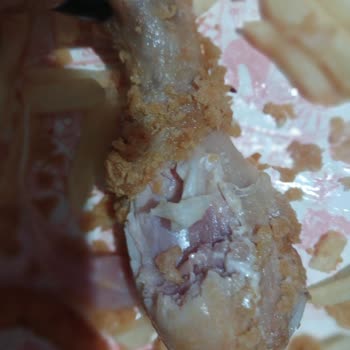 Popeyes Şubesinde Çiğ Tavuk Servisi Müşteri Sağlığını Tehlikeye Atıyor