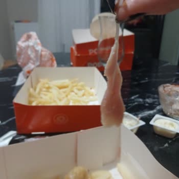 Popeyes Şubesinde Çiğ Tavuk Servisi Müşteri Sağlığını Tehlikeye Atıyor