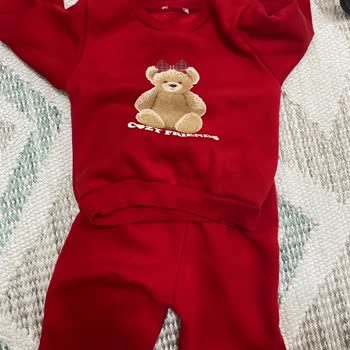 E-Bebek Hello Baby Kırmızı Eşofman Takımının Boya Sızıntısı Ve Diğer Kıyafetlerde Oluşan Hasar