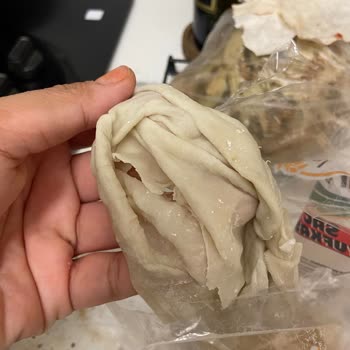 BİM Unlüx Sac Yufkası Kenarlarındaki Islak Ve Kararmış Doku