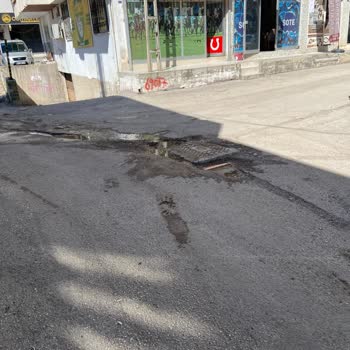 Adana Seyhan 69077 Sokak'ta Bozuk Yol, Çukurlar Araç Hasarına Neden Oluyor