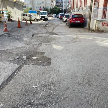 Adana Seyhan 69077 Sokak'ta Bozuk Yol, Çukurlar Araç Hasarına Neden Oluyor