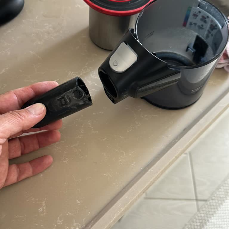 Bosch Ultimed 7 Dikey Süpürge Toz Haznesi Kırıldı, Yüksek Parça Ücreti Nedeniyle Destek Talebi