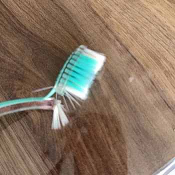Signal Diş Fırçası Kırıldı, Ağızda Şişlik Ve Yaralanma