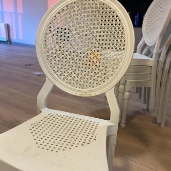 Etna Masa Takımında Kusurlu Plastik Sandalyeler Ve Eksik Minderler İçin Hızlı Çözüm Talebi