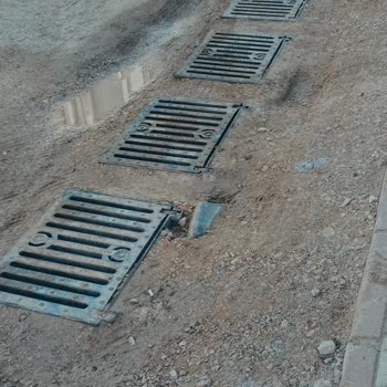 Çökmüş Asfalt Ve Açık Rögar Izgaraları Park Ve Trafik Güvenliğini Tehlikeye Atıyor